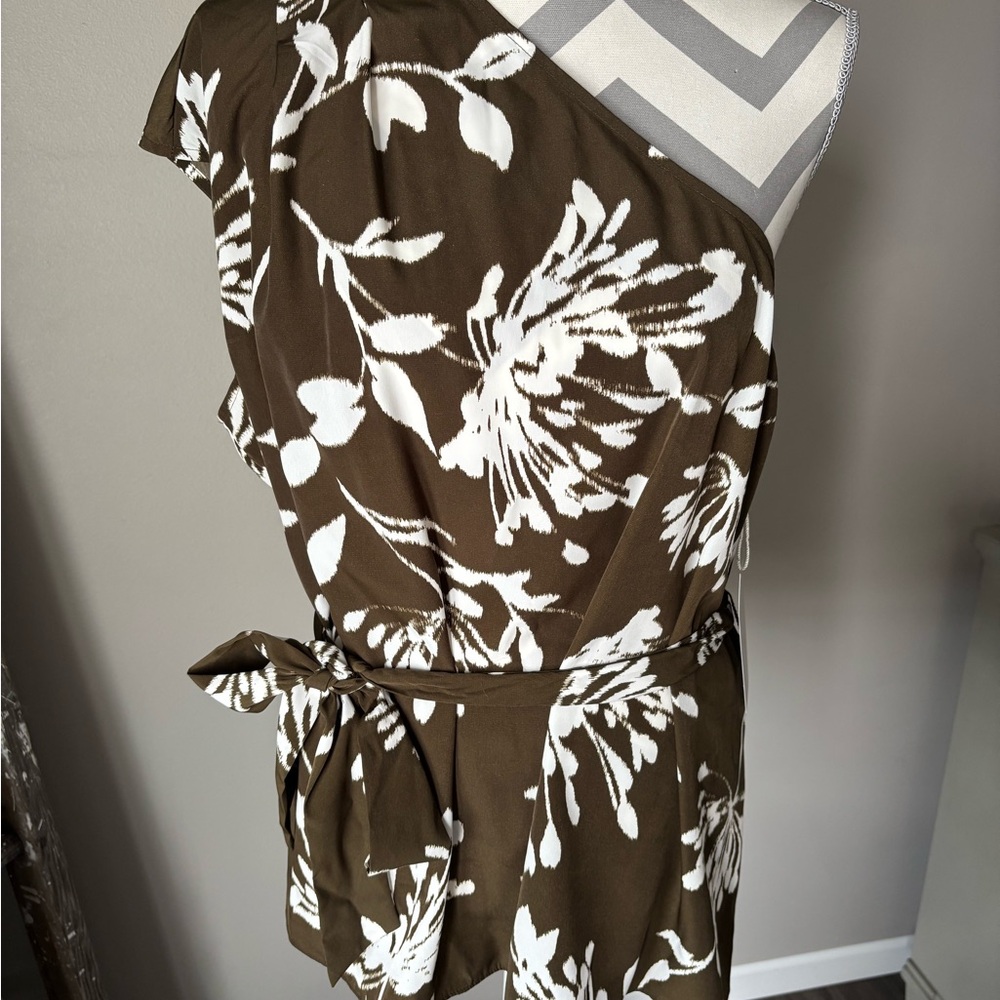 NWT! Floral One-Shoulder Top in Brown and White 0X